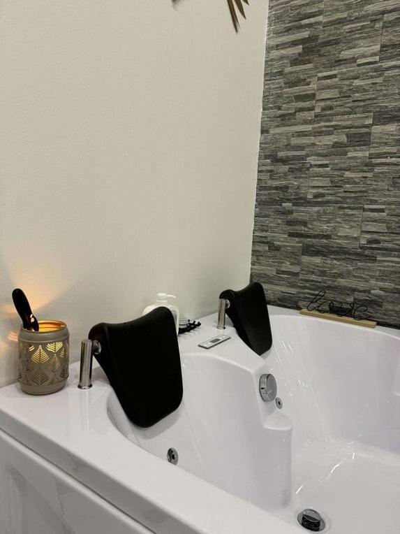 Suite Gold By L Amaryllis I Jacuzzi & Sauna Prive I Centre Beziers Arrivee Autonome Exterior photo