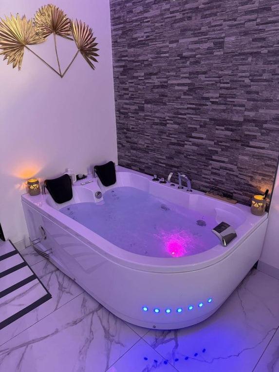 Suite Gold By L Amaryllis I Jacuzzi & Sauna Prive I Centre Beziers Arrivee Autonome Exterior photo