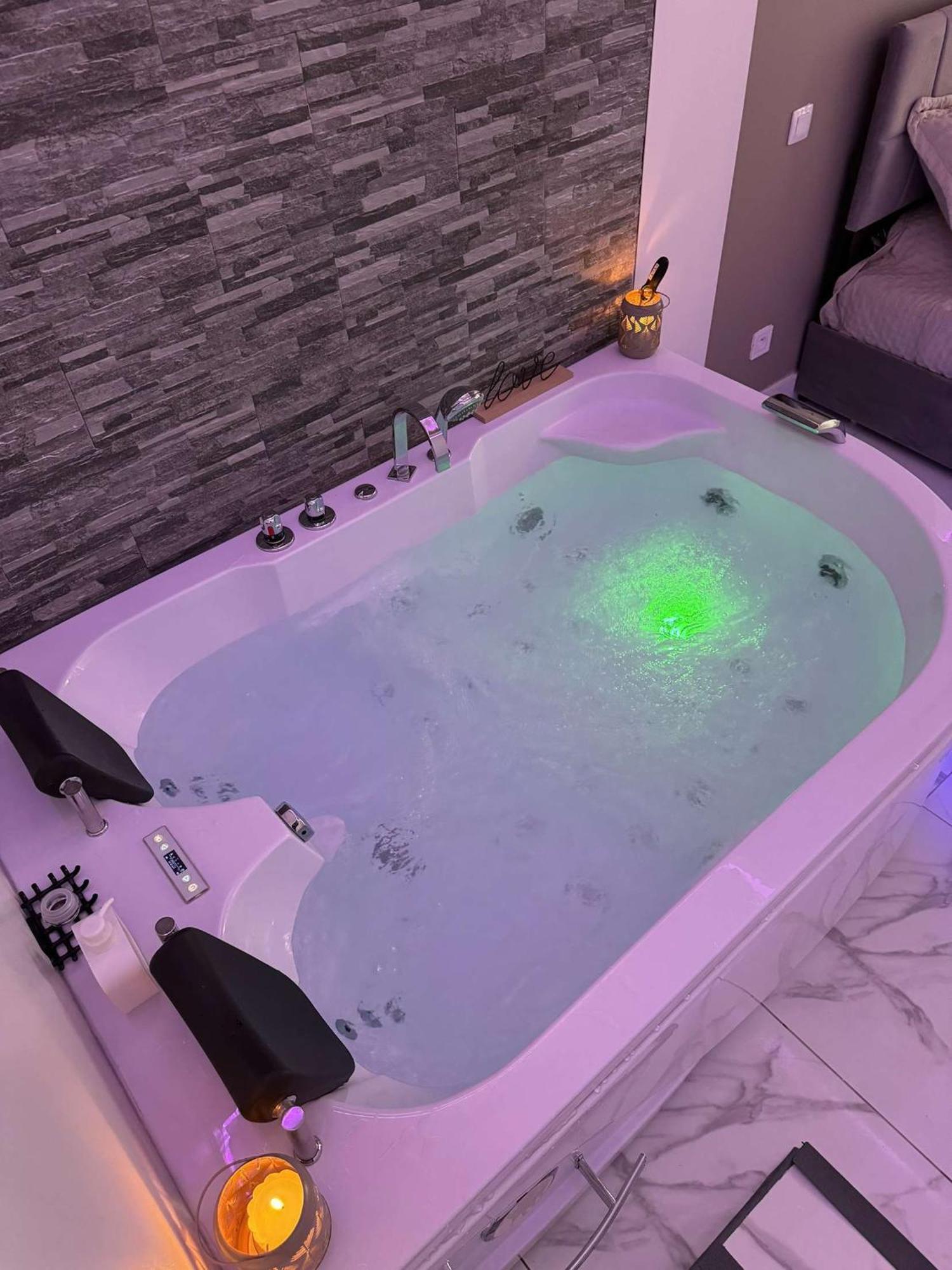 Suite Gold By L Amaryllis I Jacuzzi & Sauna Prive I Centre Beziers Arrivee Autonome Exterior photo