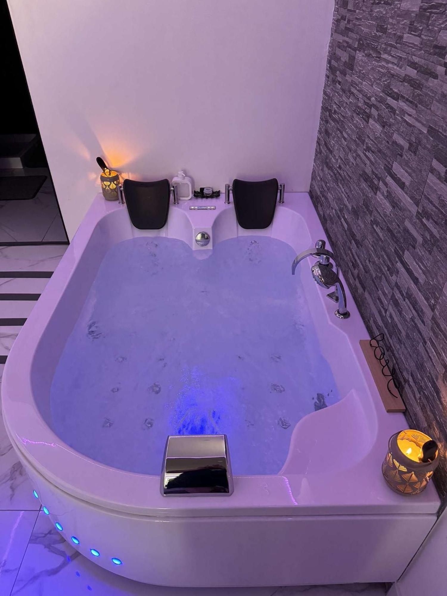 Suite Gold By L Amaryllis I Jacuzzi & Sauna Prive I Centre Beziers Arrivee Autonome Exterior photo