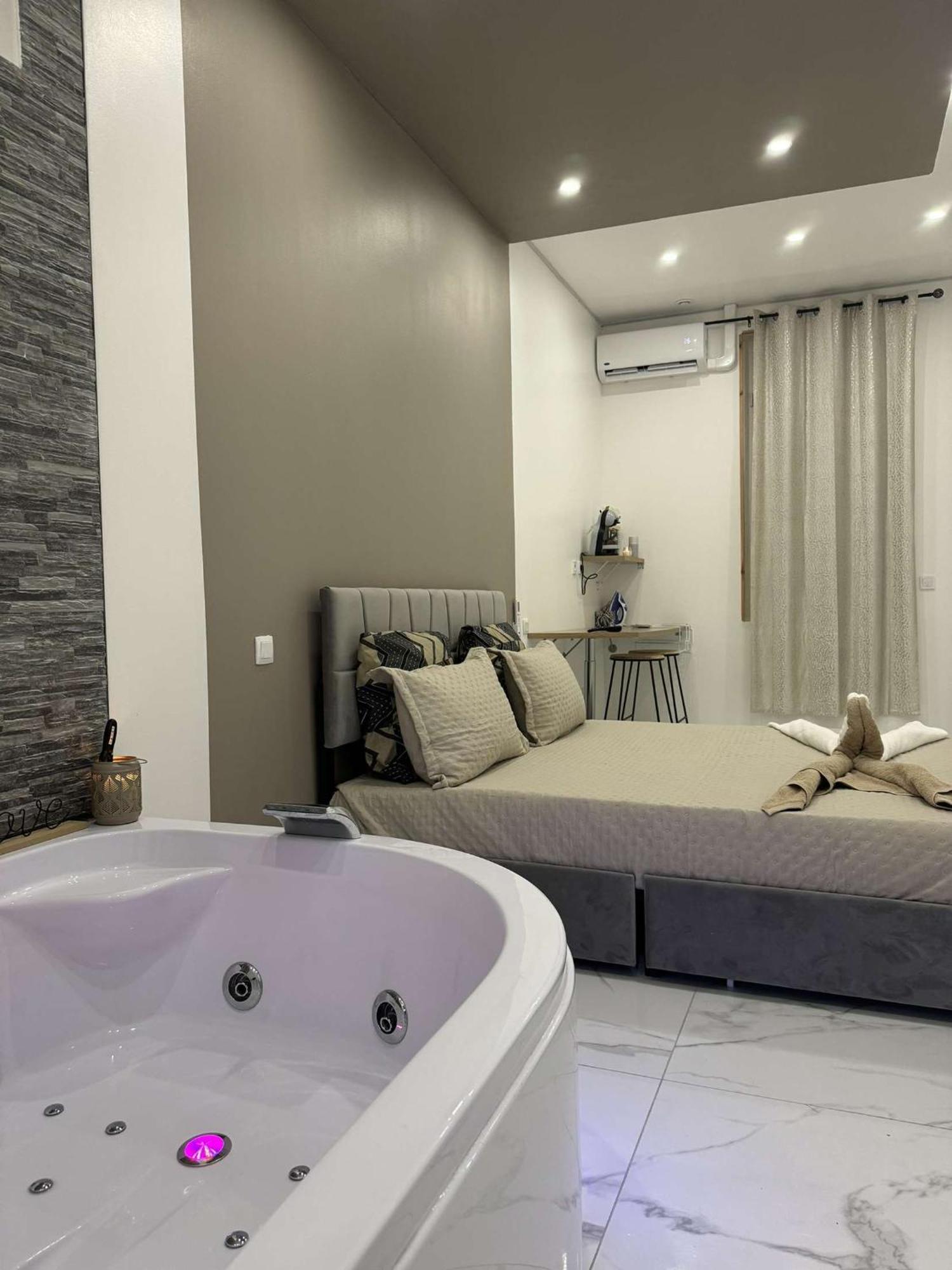 Suite Gold By L Amaryllis I Jacuzzi & Sauna Prive I Centre Beziers Arrivee Autonome Exterior photo