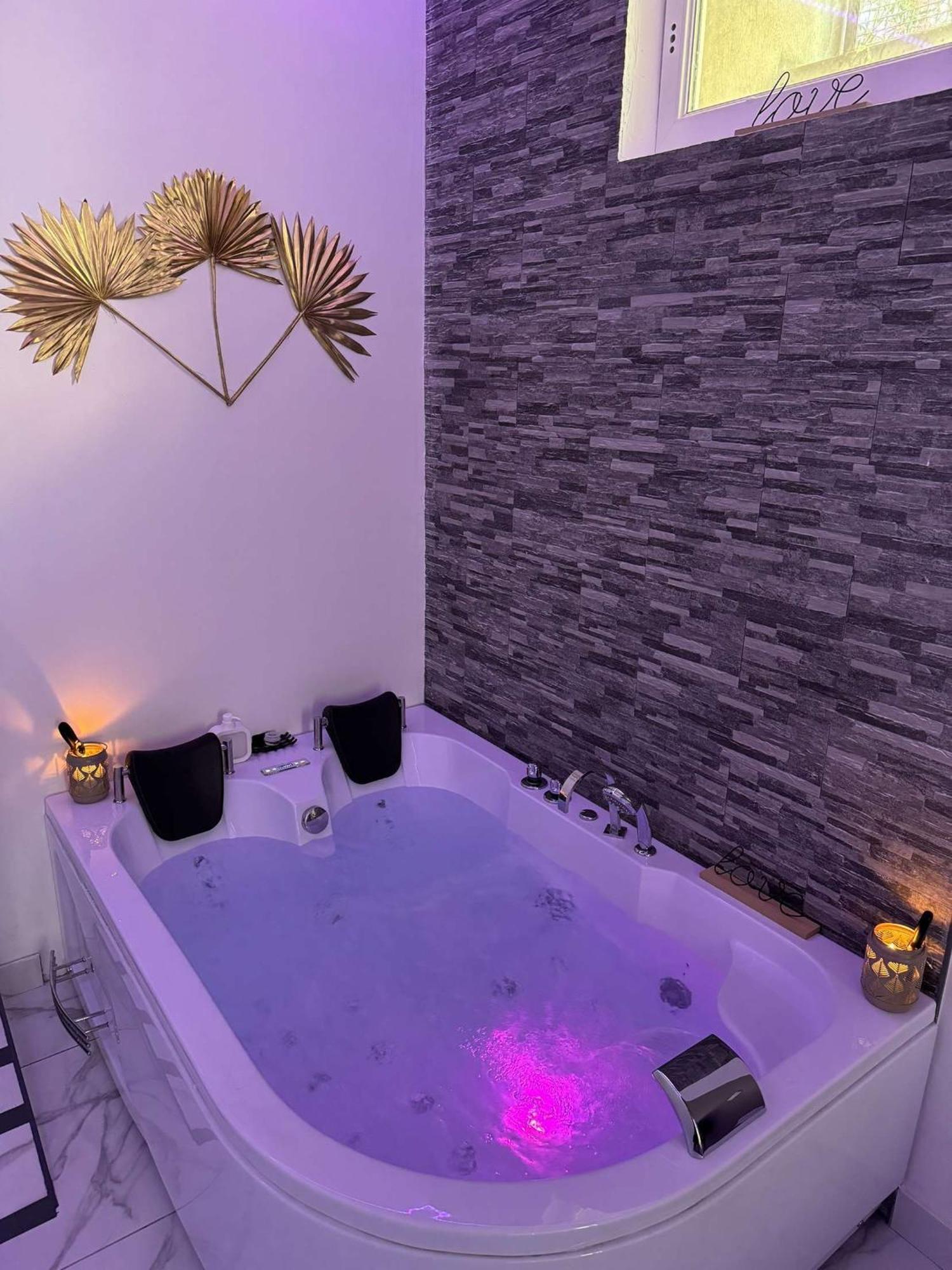 Suite Gold By L Amaryllis I Jacuzzi & Sauna Prive I Centre Beziers Arrivee Autonome Exterior photo