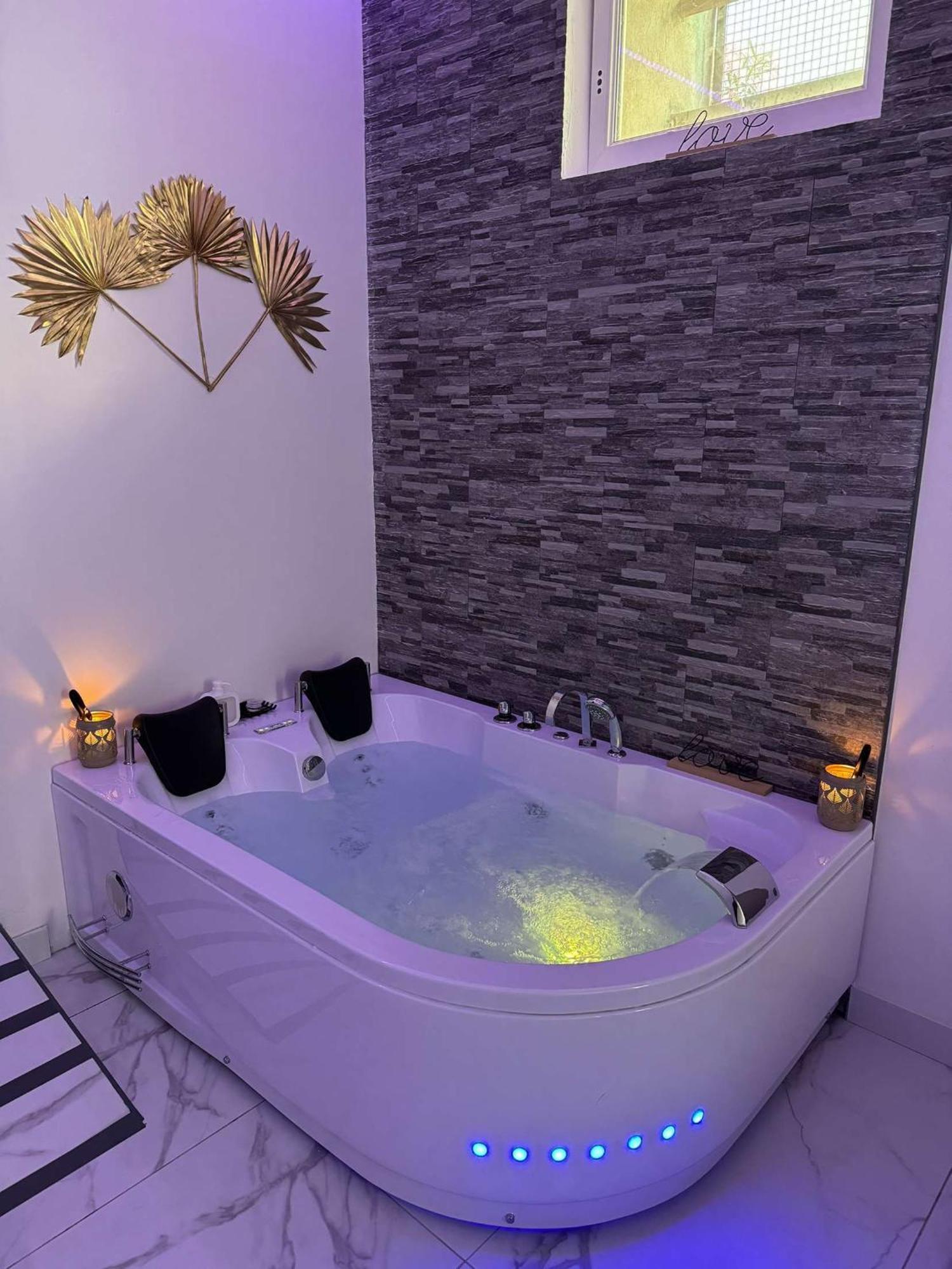 Suite Gold By L Amaryllis I Jacuzzi & Sauna Prive I Centre Beziers Arrivee Autonome Exterior photo